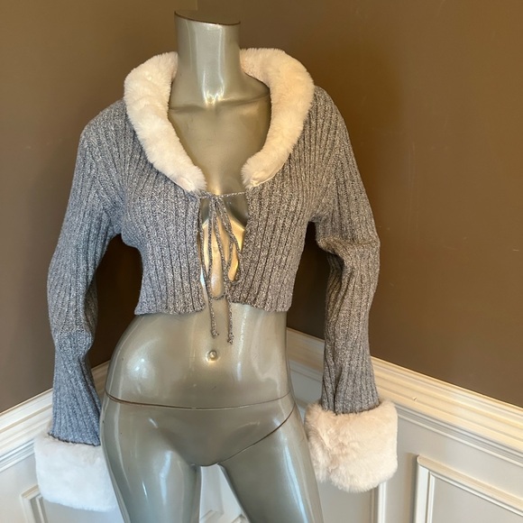 NWT FASHION NOVA Mini Cropped Grey Cardigan W/Fur Trim Sz M - Picture 2 of 5